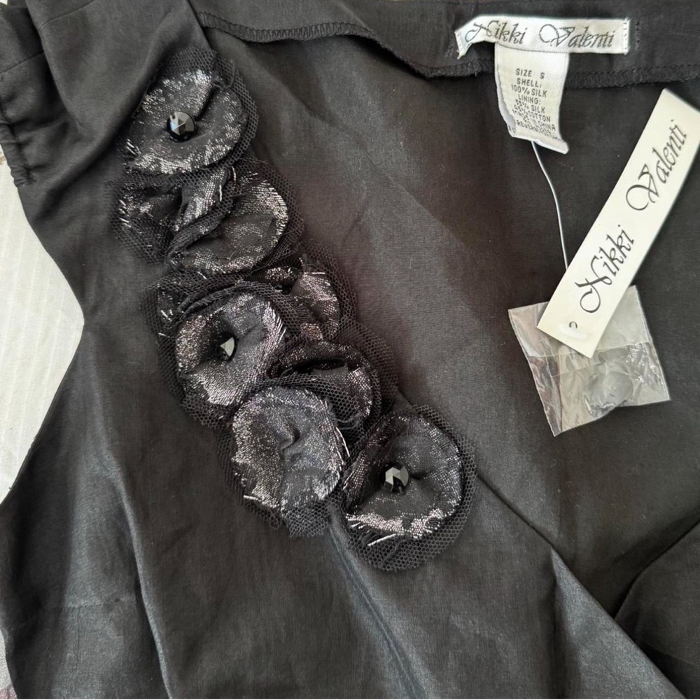 NWT Vintage Nikki Valenti Women’s black 100% Silk top with floral detail size S - Picture 3 of 4